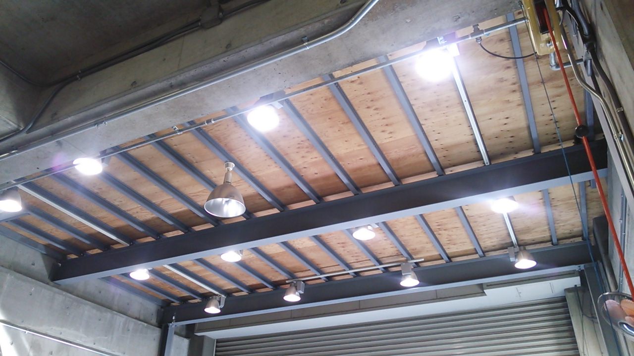 整備工場に特化した照明　LED照明